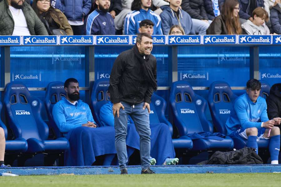 Coudet, en el banquillo del Alavés.