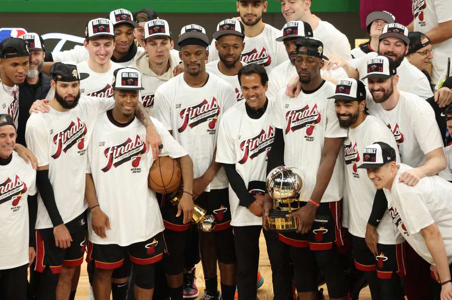 Elenco do Heat levanta troféu da Conferência Leste