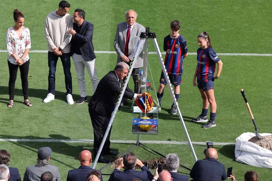 Xavi, Laporta y Busquets en el Camp Nou