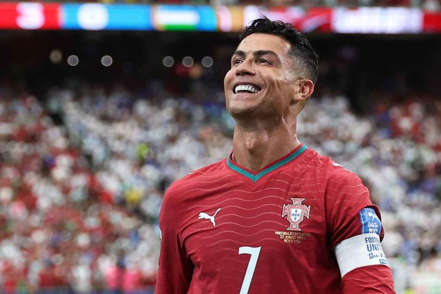 Cristiano Ronaldo foi o melhor jogador em campo contra o Uzbequistão Cristiano Ronaldo foi o melhor jogador em campo contra o Uzbequistão