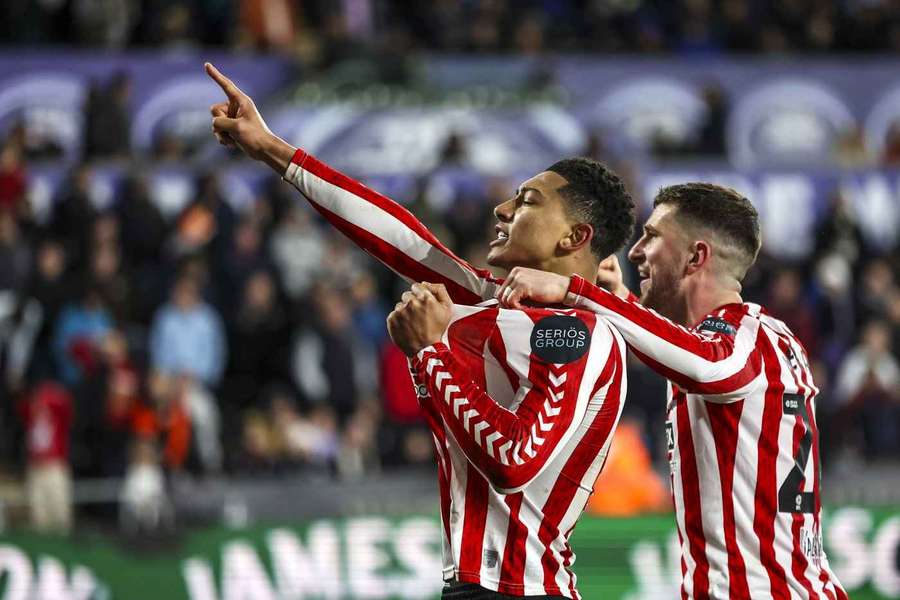 Sunderland se po letech bojů snaží o postup do Premier League. Sunderland se po letech bojů snaží o postup do Premier League.