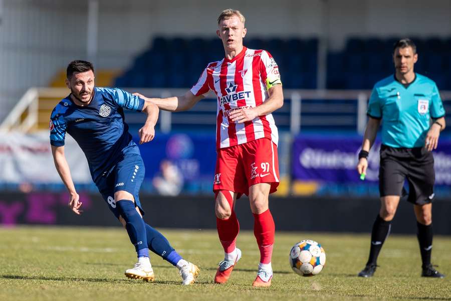 Purece (stânga) este jucătorul etapei 30