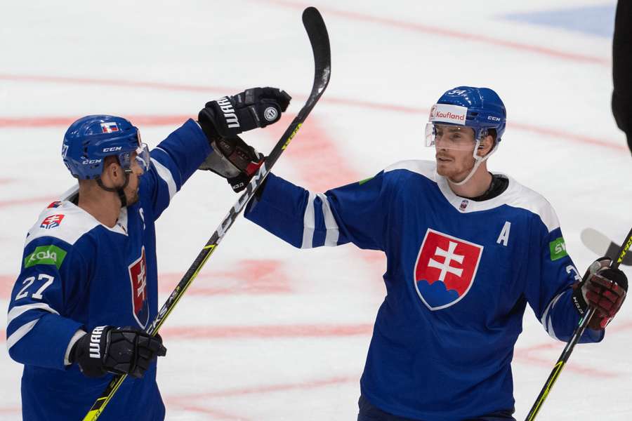 Vpravo Peter Cehlárik a vľavo Marek Hrivík počas zápasu D-skupiny olympijskej kvalifikácie na ZOH v Pekingu Slovensko - Poľsko v auguste 2021. 