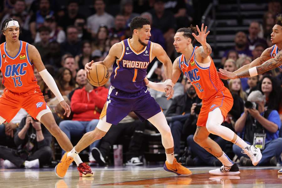 Devin Booker foi um dos destaques da vitória dos Suns contra o Thunder Devin Booker foi um dos destaques da vitória dos Suns contra o Thunder