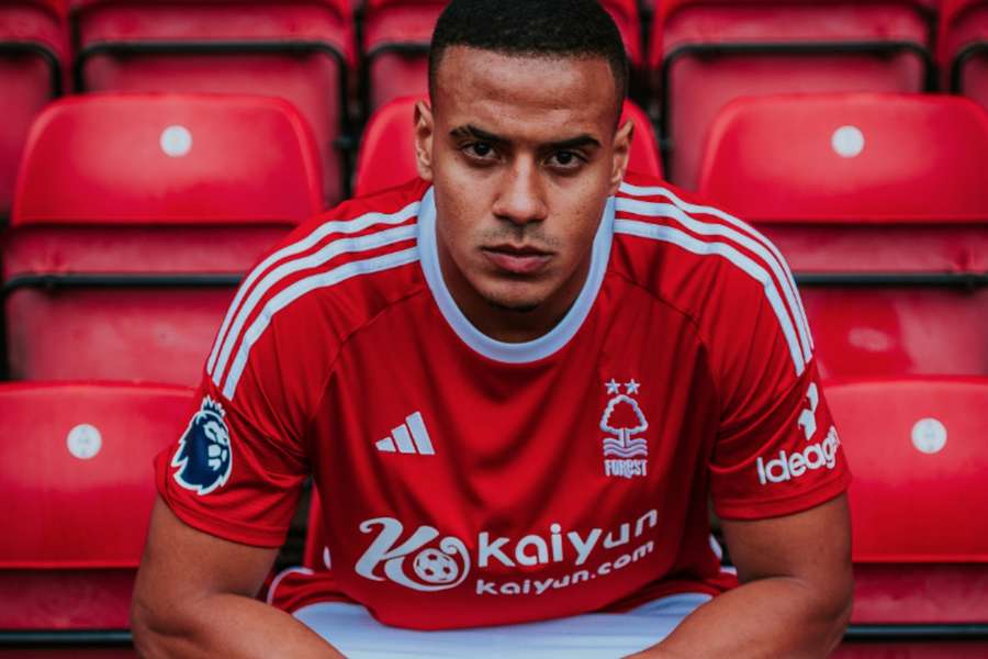 Murillo, o novo reforço do Nottingham Forest, posa para uma fotografia do clube