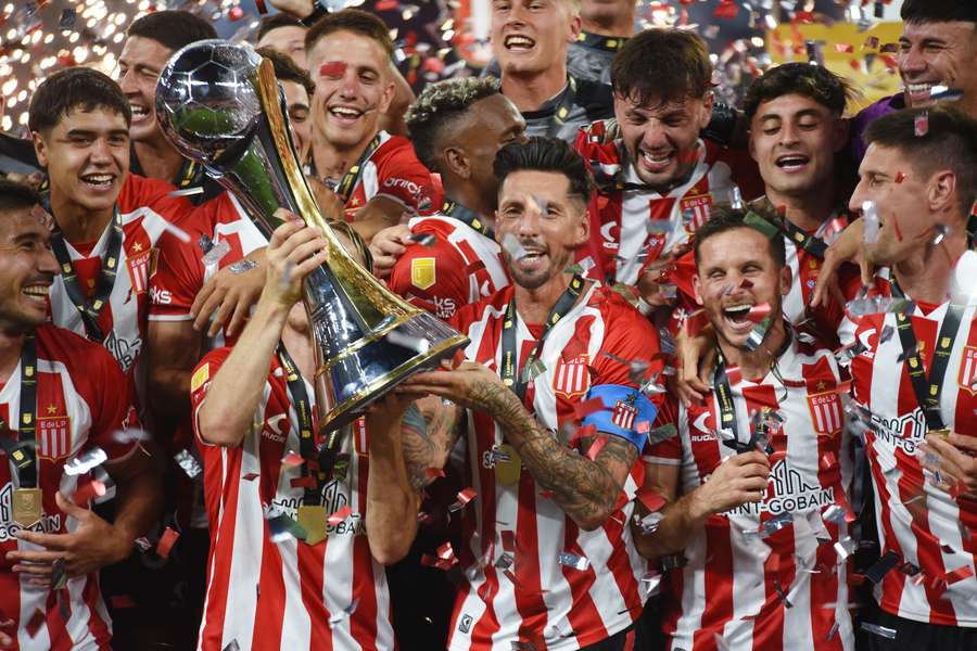 O Estudiantes conquistou o último troféu de 2024 na Argentina