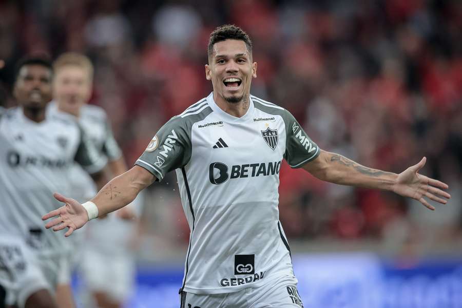 Paulinho comemora mais um gol com a camisa do Atlético-MG