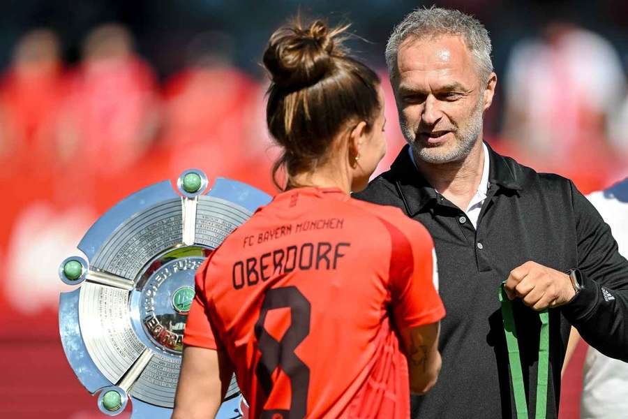 Wück (r.) freut sich, Oberdorf "in der neuen Saison wieder zu sehen"