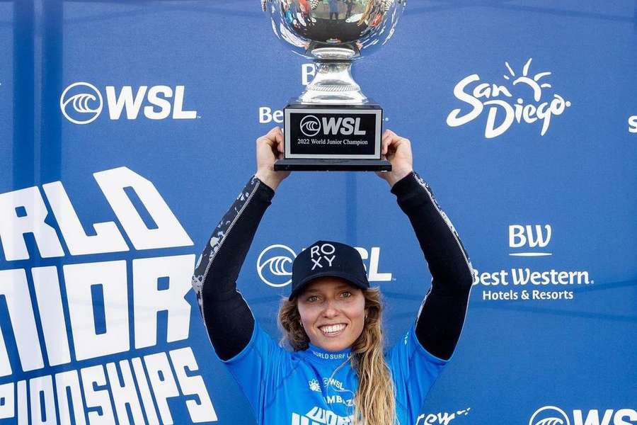 A surfista de 19 anos com o troféu