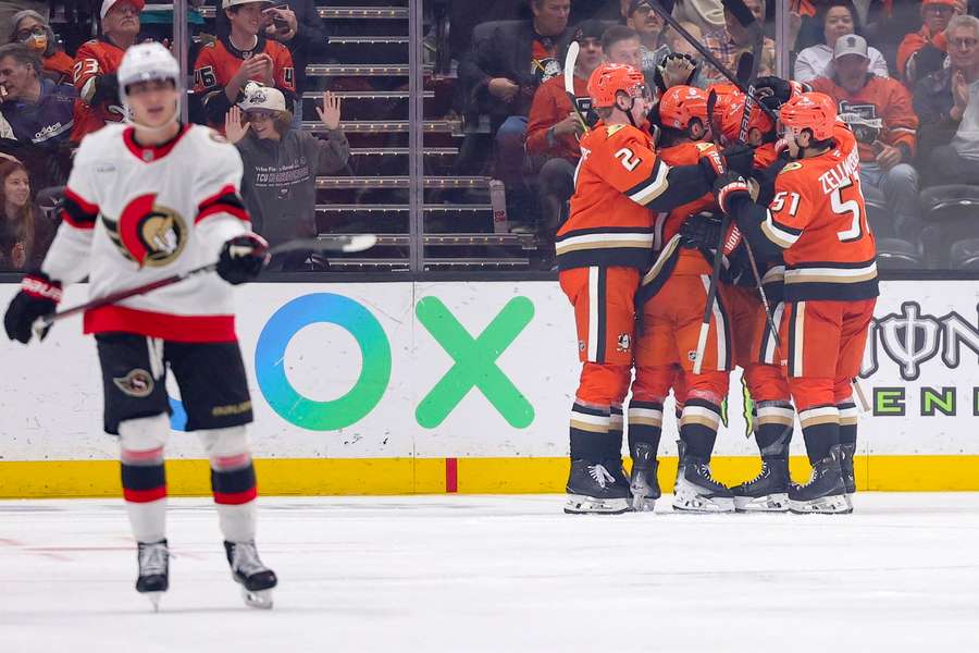 Niederlage für Tim Stützle (l.) und die Ottawa Senators.