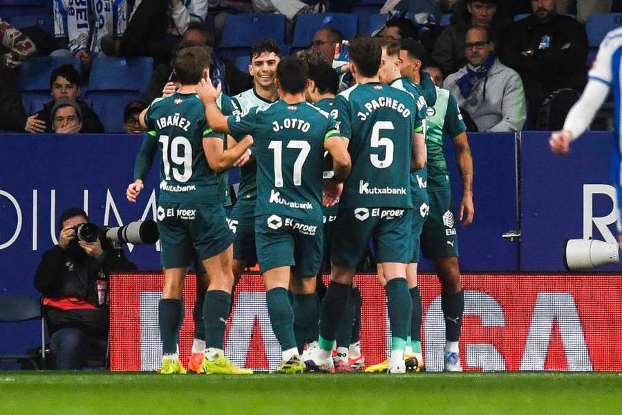 Los jugadores del Alavés celebran uno de sus goles ante el Espanyol