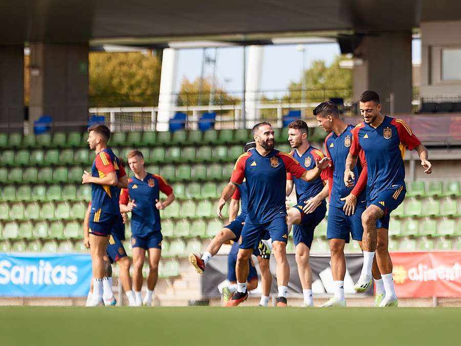 Carvajal, durante un entrenamiento con sus amigos Joselu y Morata.