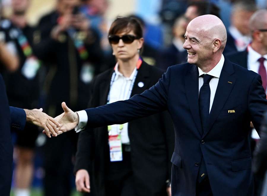Infantino möchte die Investorenpläne als Missverständnis verkaufen Infantino möchte die Investorenpläne als Missverständnis verkaufen