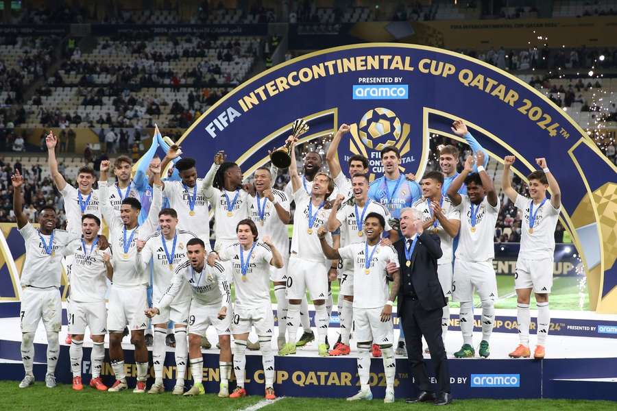 Capitão Luka Modric ergue mais uma taça com a camisa do Real Madrid
