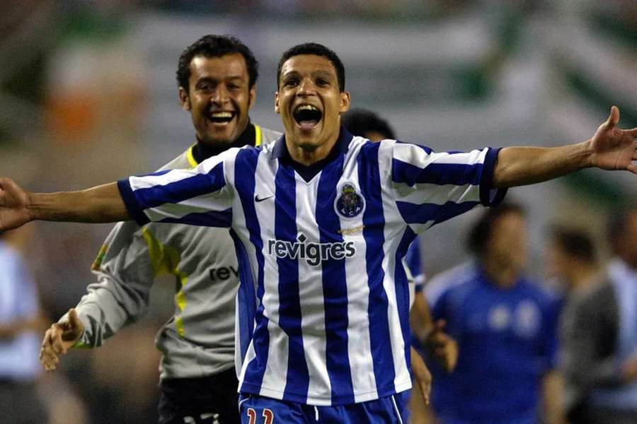 Derlei bisou na final da Taça UEFA diante do Celtic Derlei bisou na final da Taça UEFA diante do Celtic