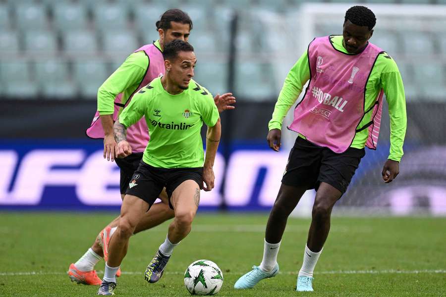 Antony trains with Betis ahead of the Conference League final