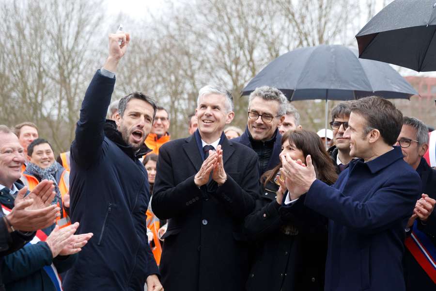  Emmanuel Macron durante a inauguração da Aldeia Olímpica