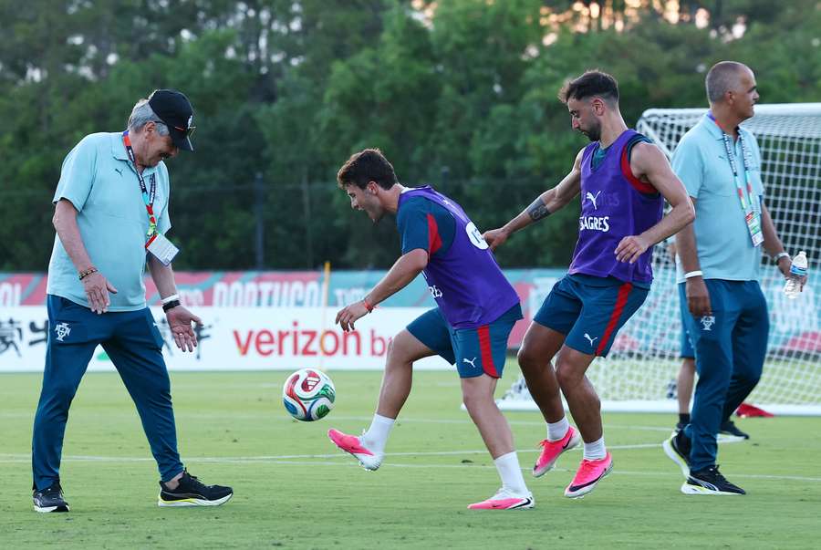 Bruno Fernandes com João Neves no treino da seleção nacional Bruno Fernandes com João Neves no treino da seleção nacional