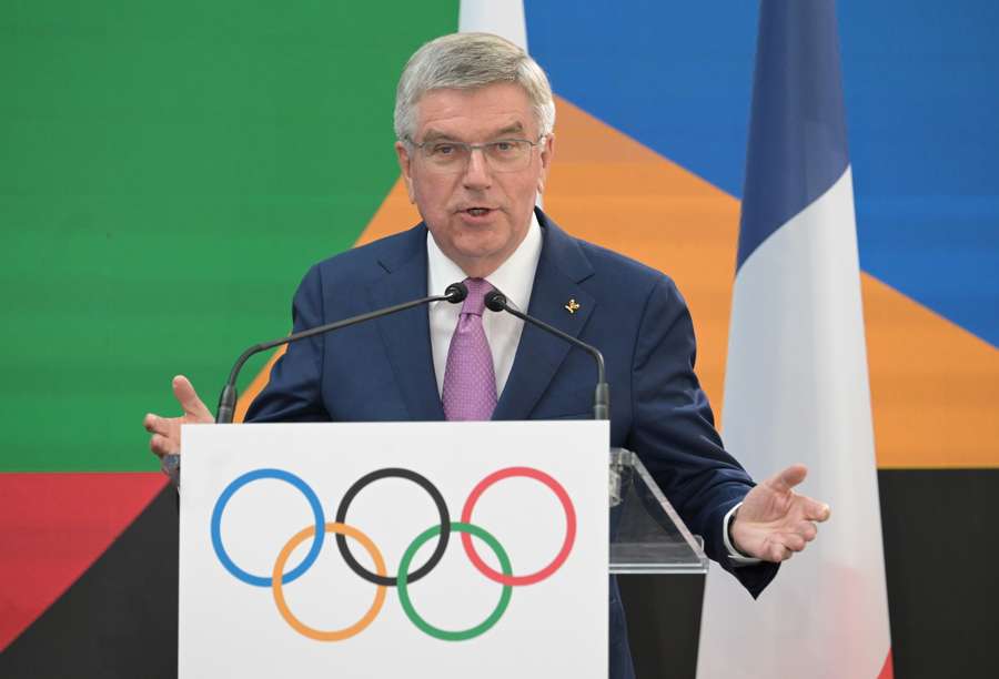 Thomas Bach, presidente del COI, habla ante los medios