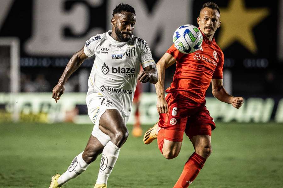 Santos saiu atrás antes de buscar o empate