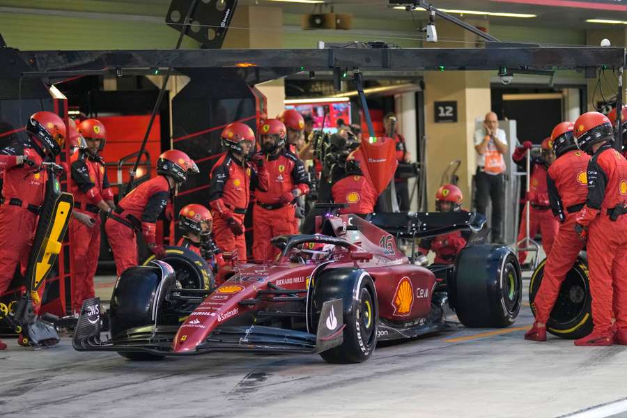 El Ferrari de Leclerc en boxes