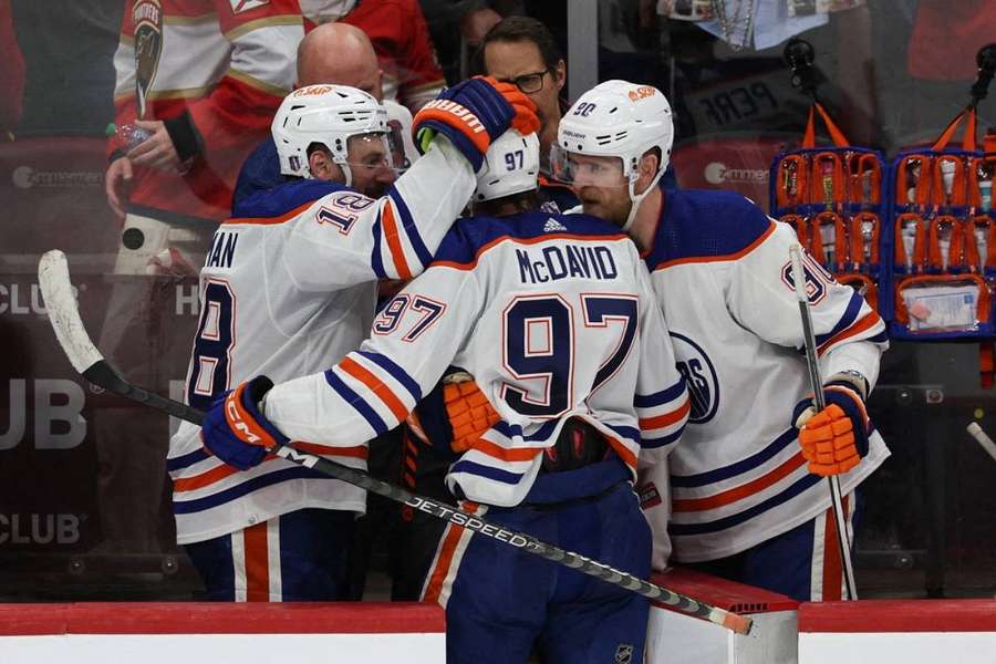 Edmonton célébrant le but de McDavid.