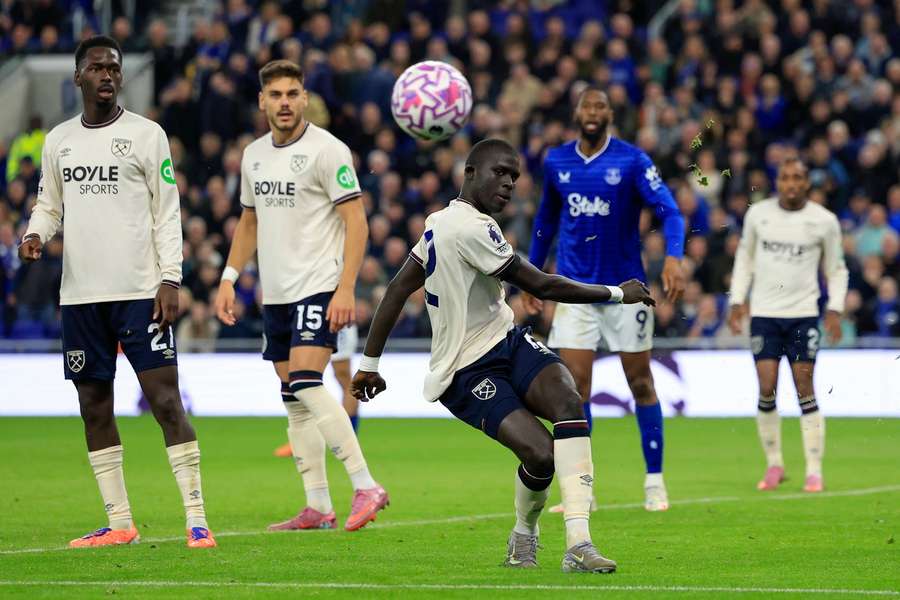 Diouf provětral levou stranu Evertonu a pomohl ke gólu. Anglické legendy pěly chválou 