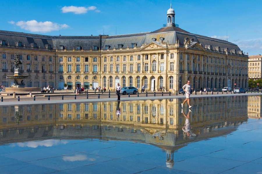 Place de la Bourse é um dos pontos turísticos da cidade de Bordeaux