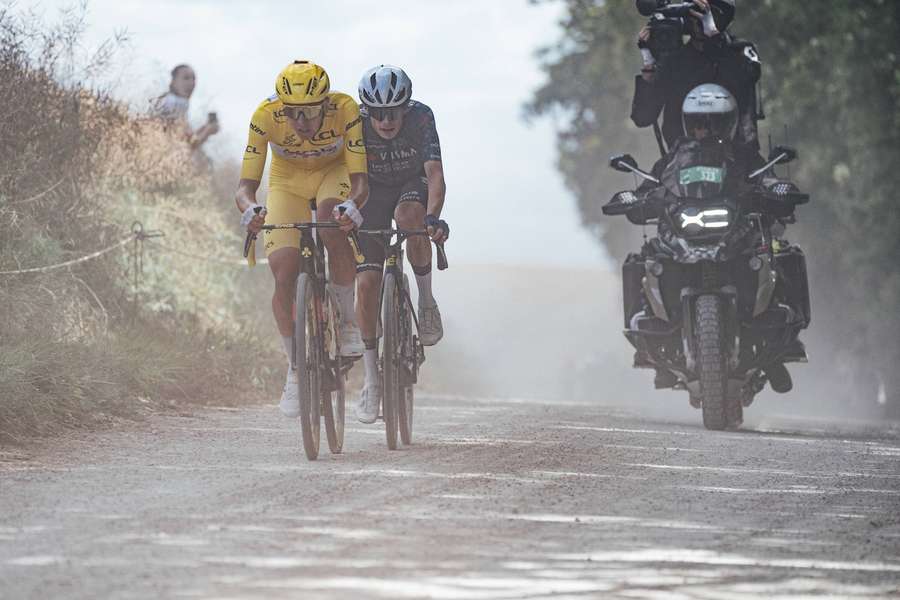 Tadej Pogačar a Jonas Vingegaard během nedělní etapy Tour de France.