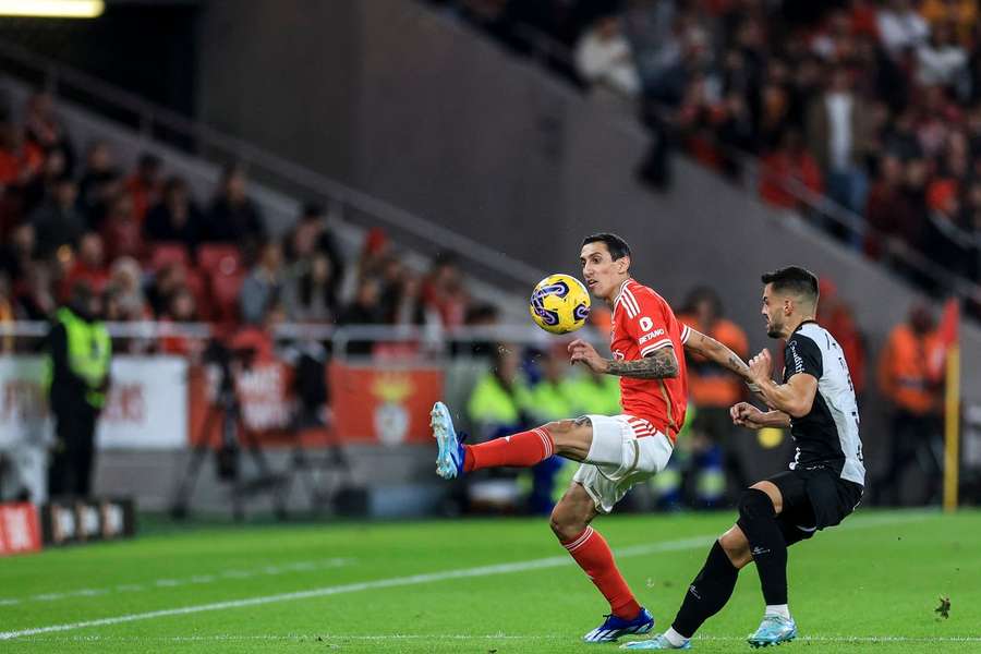 Talocha tenta roubar a bola a Di María em pleno estádio da Luz