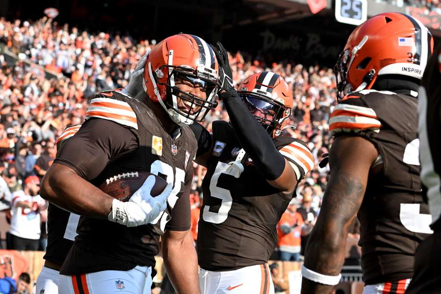 Myles Garrett viert het oppikken van een fumble Myles Garrett viert het oppikken van een fumble