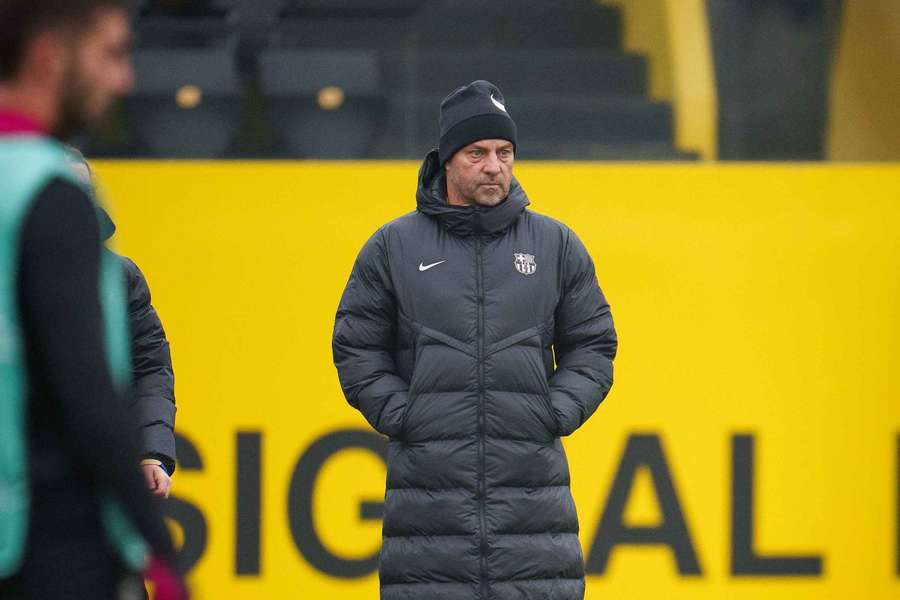 Hansi Flick tendrá que dirigir a sus jugadores en Liga desde la distancia