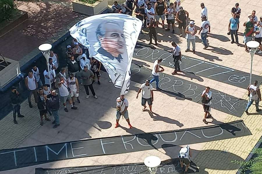 Adeptos  Vasco exibem faixas de protesto em frente ao escritório da SAF