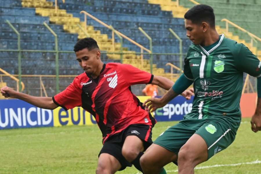 Furacão parou no goleiro do Floresta-CE no tempo normal e na disputa por pênaltis