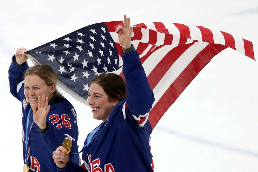 Hilary Knight und Kendall Coyne nach dem Gewinn des Olympia-Endspiels