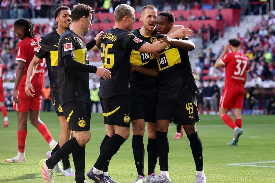 Dortmund goleou em Friburgo