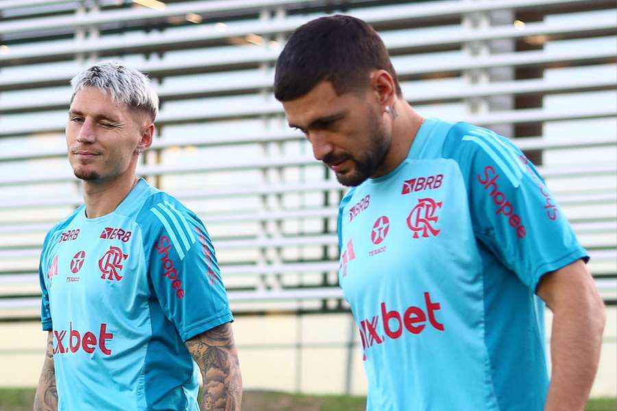 Flamengo prioriza renovação de Varela antes de negociar com Arrascaeta