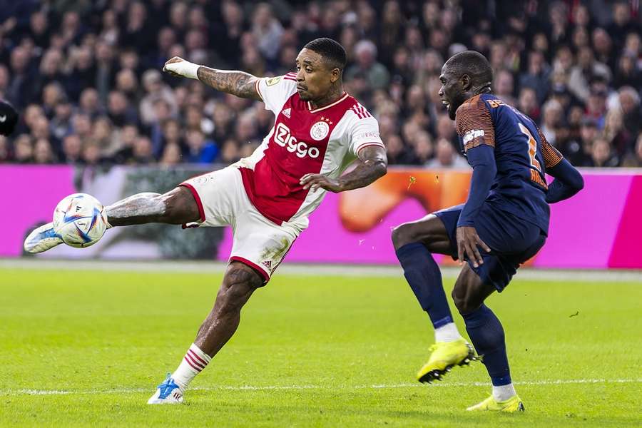 Ajax verzuimt koppositie terug te pakken en speelt thuis gelijk tegen Vitesse