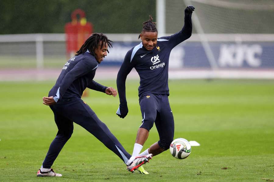 Christopher Nkunku durante o treino de segunda-feira contra Jules Koundé