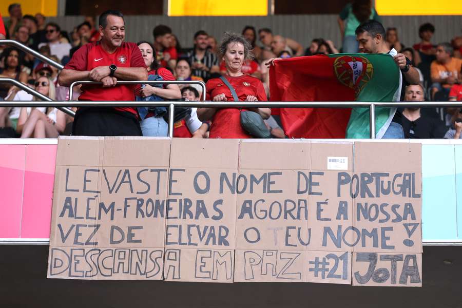 Une pancarte brandie par un supporter du Portugal en hommage à Diogo Jota Une pancarte brandie par un supporter du Portugal en hommage à Diogo Jota