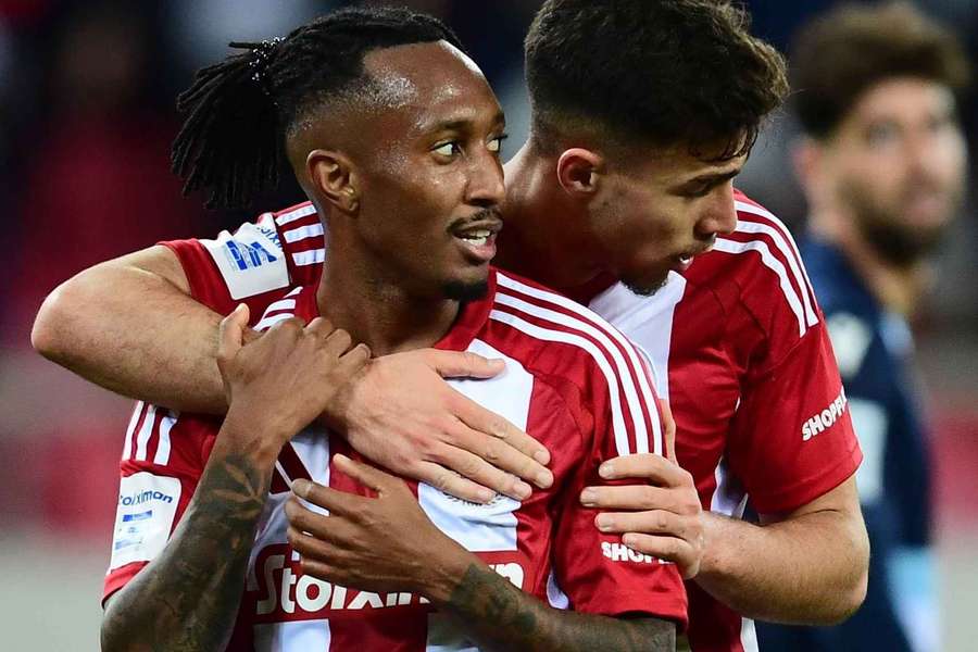 Gelson Martins deu vitória ao Olympiacos, assistido por Costinha