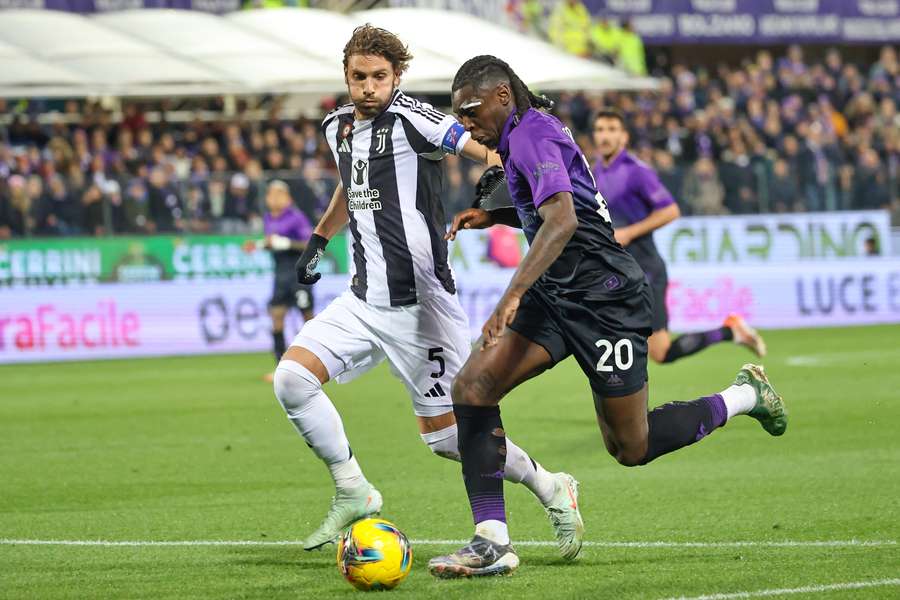 Moise Kean e Manuel Locatelli, durante l'ultima sfida tra viola e bianconeri Moise Kean e Manuel Locatelli, durante l'ultima sfida tra viola e bianconeri