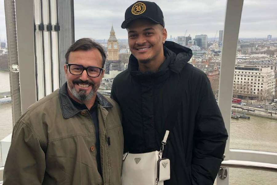 Paulo con Rodrigo Muniz, delantero del Fulham