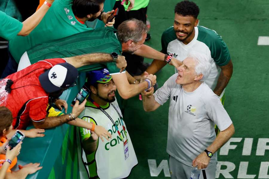 Südafrika-Trainer Hugo Broos feiert den Einzug in die K.o.-Runde.