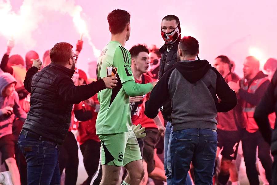Szaleństwo na stadionie w Edenie. Kibice wbiegli na murawę i przerwali mecz. Sparta podobno opuszcza stadion