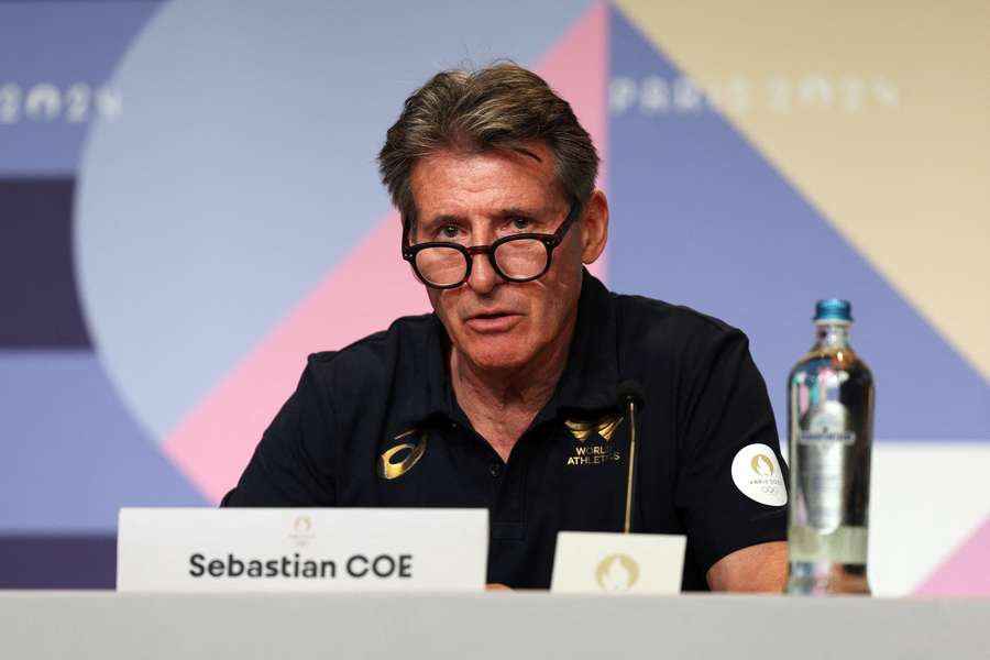 Sebastian Coe spreekt met de pers