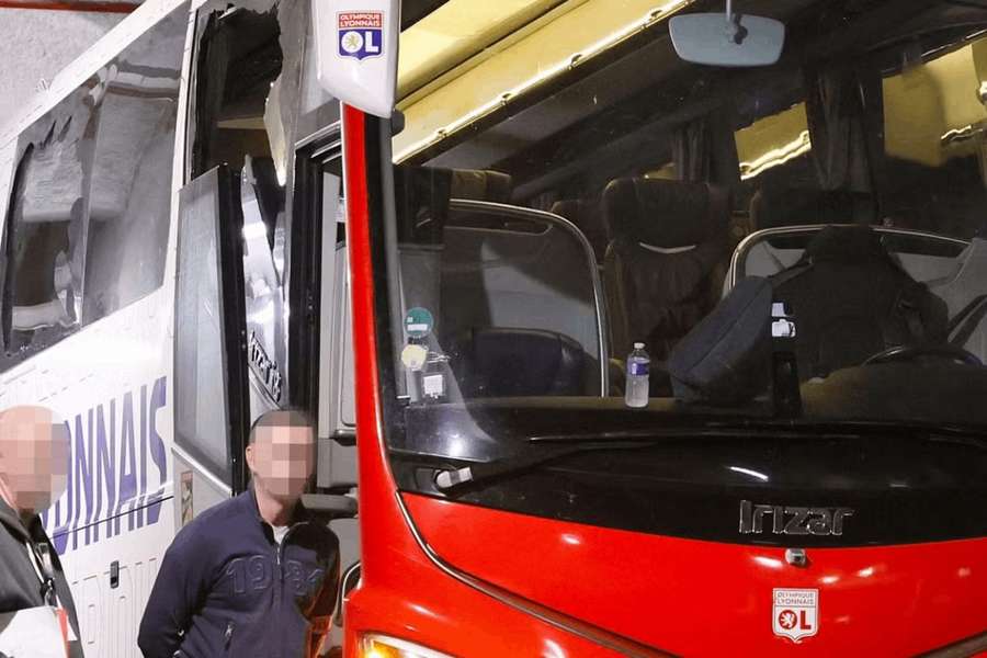 Autobus Lyonu bol po útoku fanúšikov výrazne poškodený.