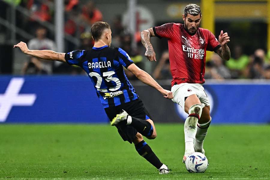 Nicolò Barella e Theo Hernández durante o último clássico