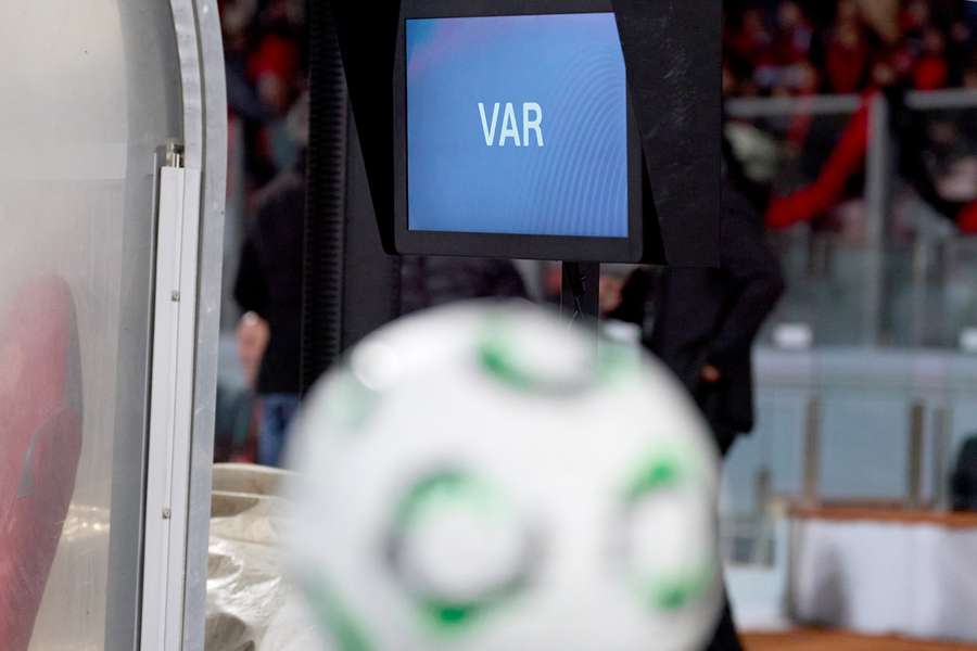 VAR będzie sprawdzał rzuty rożne i drugie żółte kartki? Takie przepisy mają być na mundialu