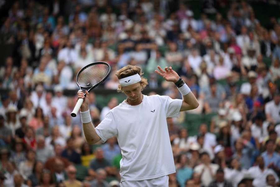 Andrey Rublev hat noch kein Aufschlagspiel verloren, muss trotzdem in den fünften Satz